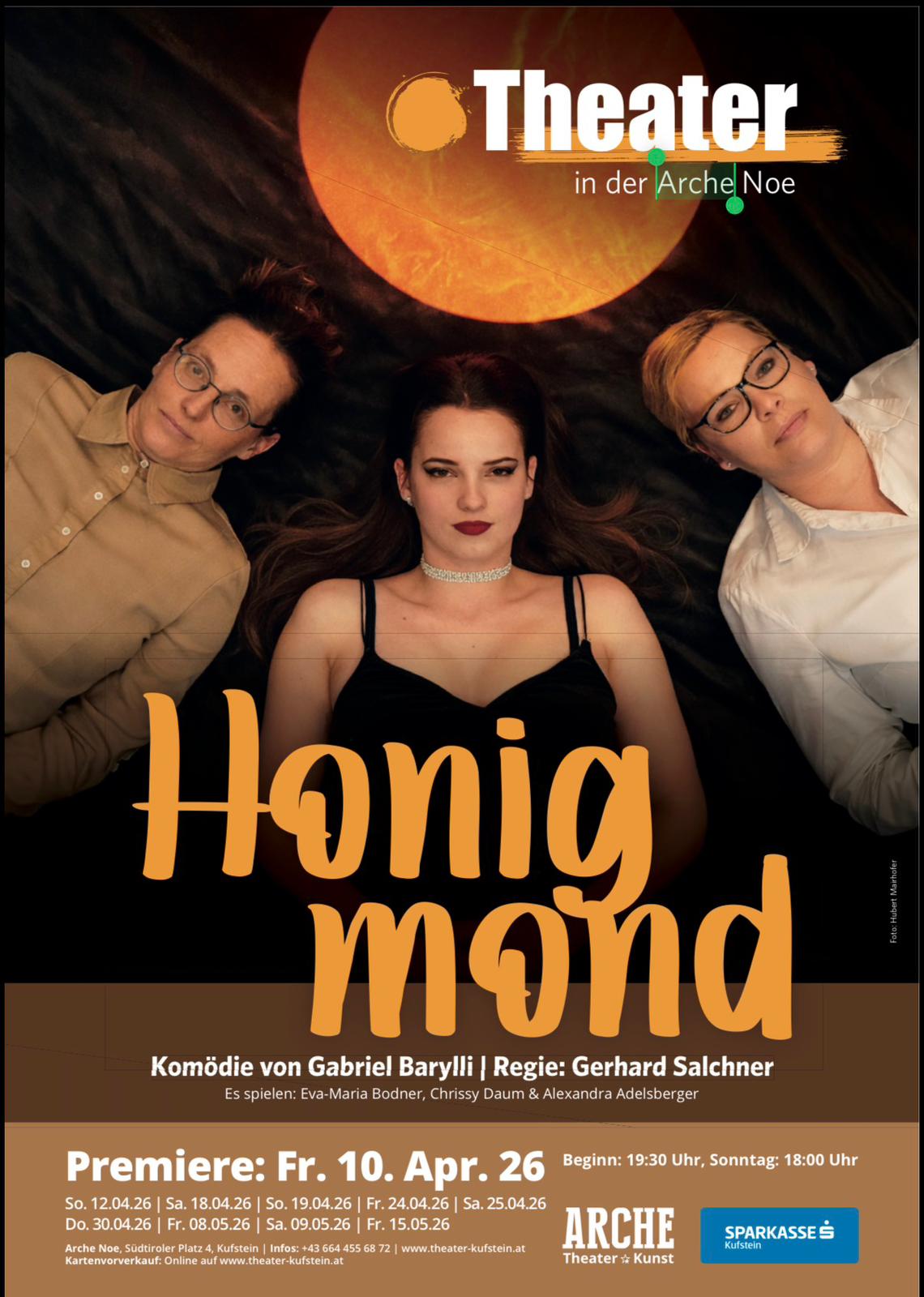 Mitglieder der Gaststubenbühne Wörgl sind das Ensemble der Komödie Honigmond, die am 10. April 2026 in der Arche Noe in Kufstein Premiere hat. Foto: Hubert Mairhofer